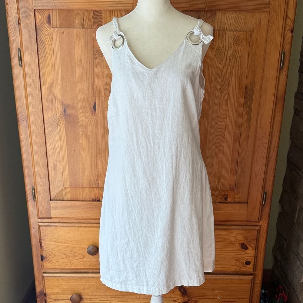 Charlie Paige White Sleeveless Linen Dress with silver Ring Details. Size S/P